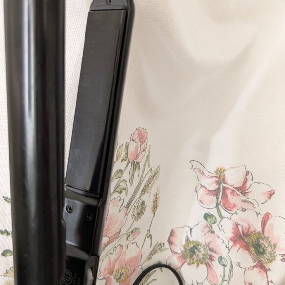 BaBylissPRO Porcelain Ceramic Straightening Iron, 1 inch - Picture 2 of 4